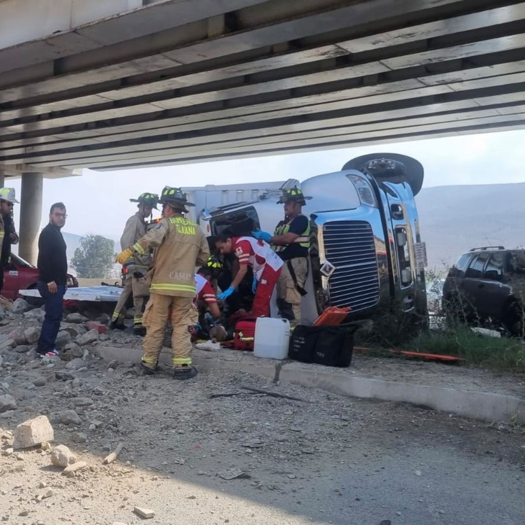 Dos Muertos y Tres Lesionados tras Volcadura de Camión en Valle de San Pedro, Tijuana